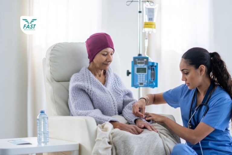 Enfermeira aplicando medicamento de quimioterapia em paciente com câncer no hospital.