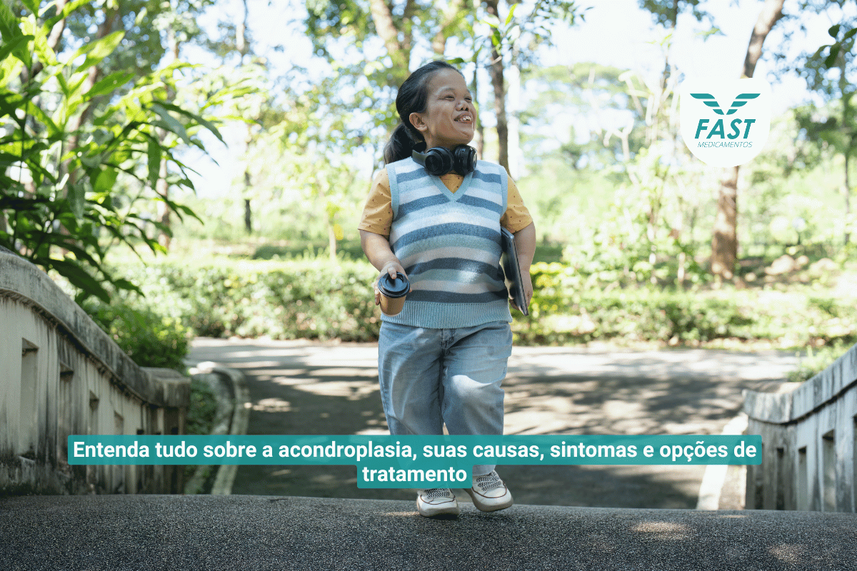 Mulher feliz com acondroplasia caminhando em um parque + subtítulo