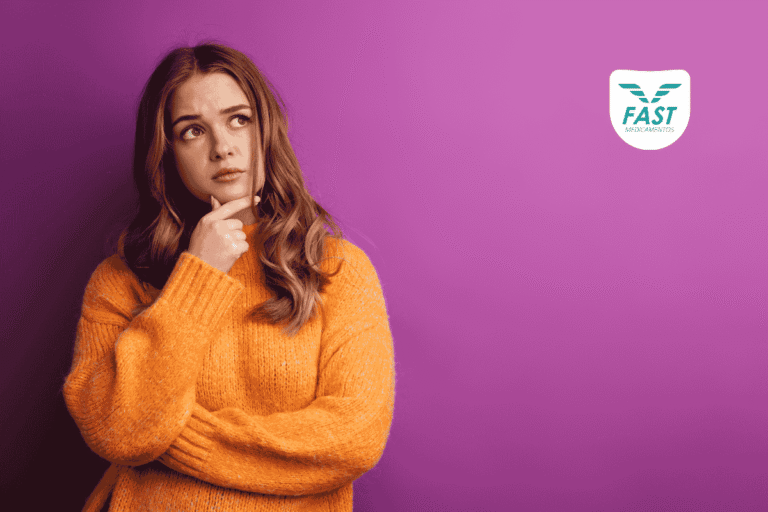Mulher pensativa com feição de dúvida