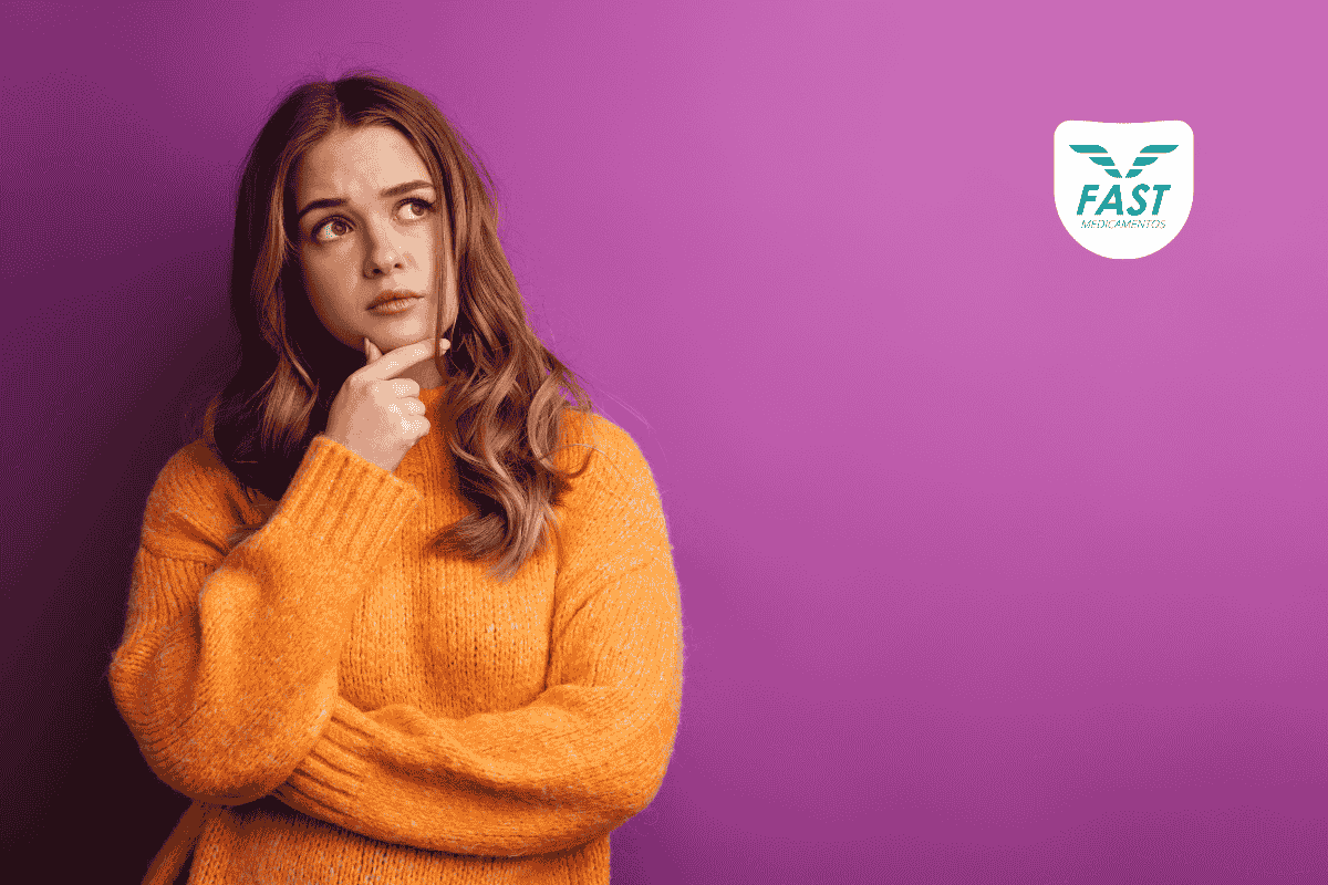 Mulher pensativa com feição de dúvida