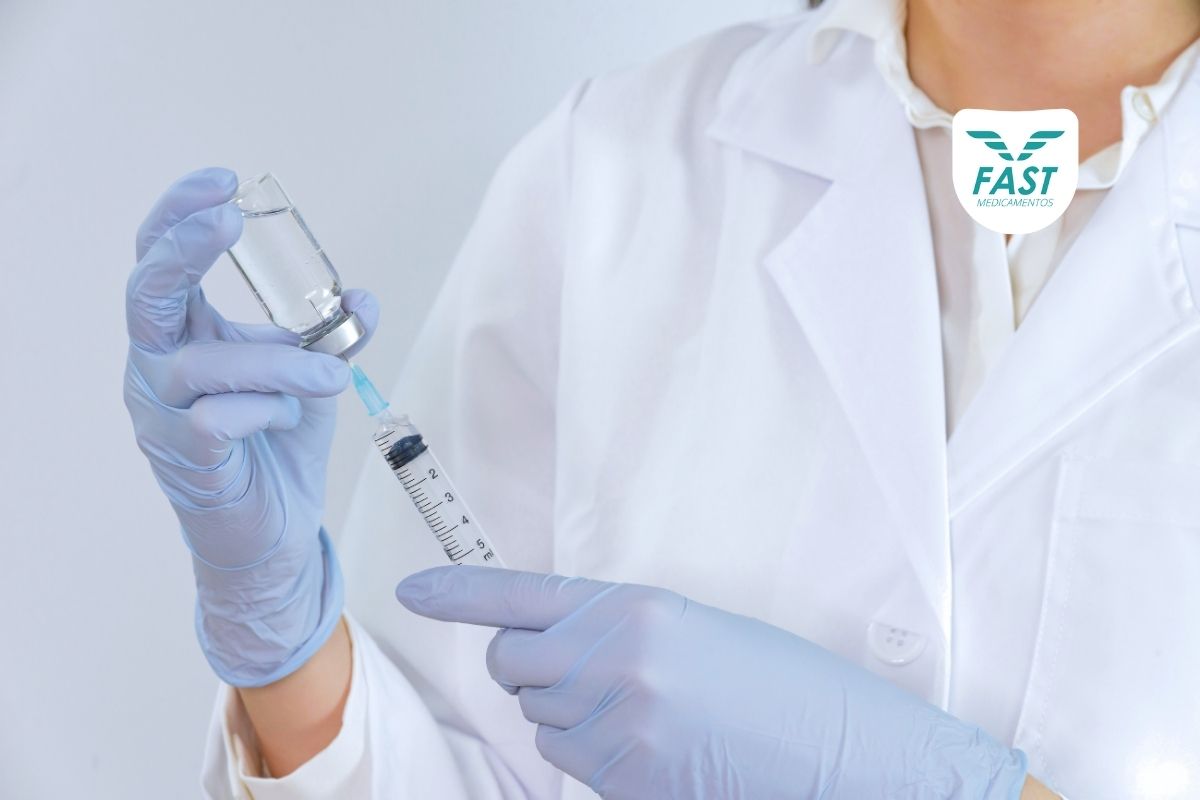 Enfermeiro preparando vacina para imunoterapia