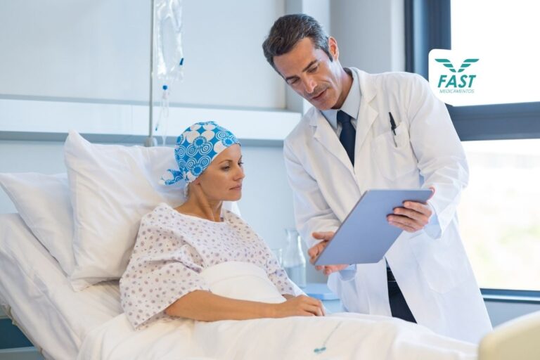 Médico mostrando imagens para paciente com câncer em uma cama de hospital