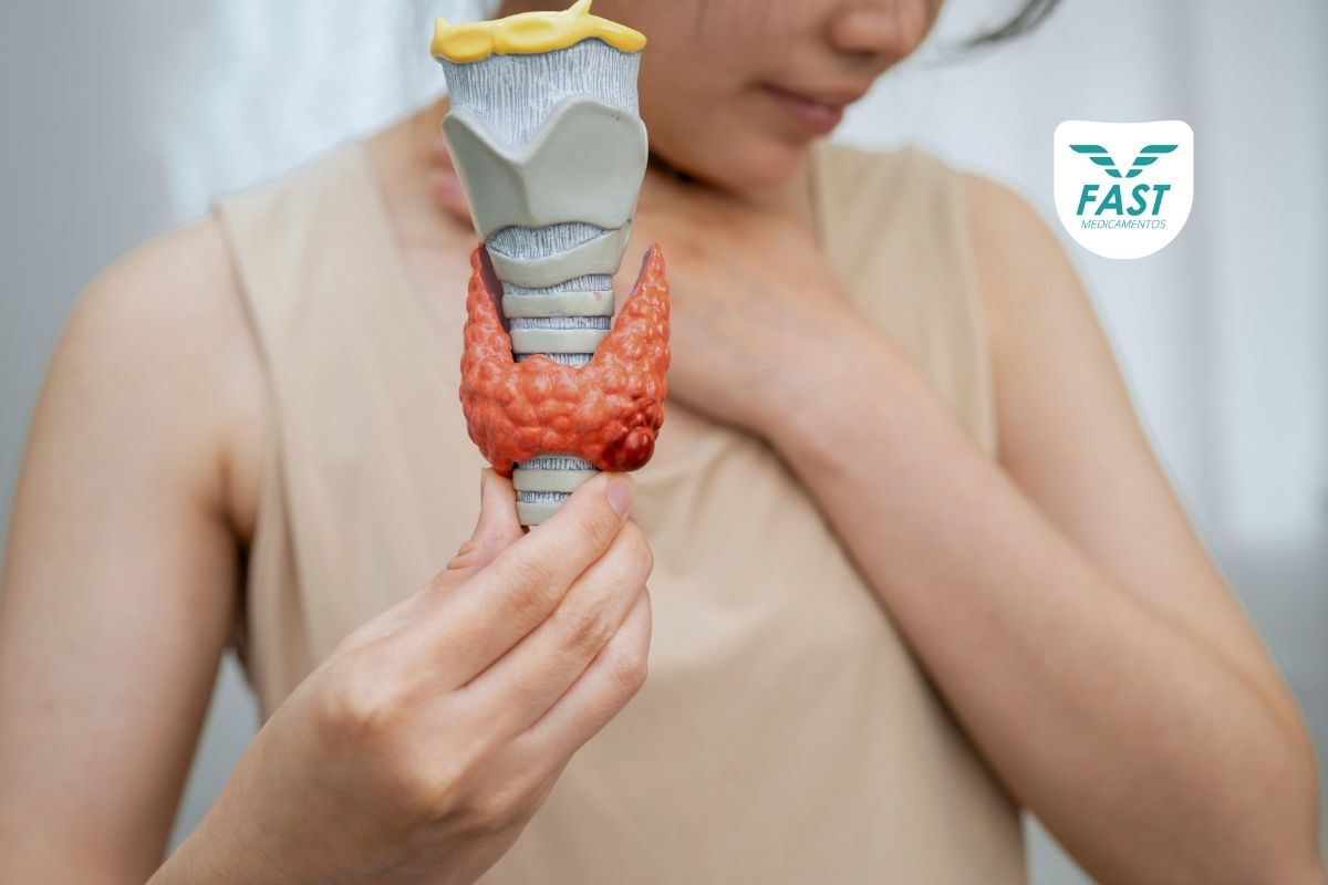 Mulher com linfoma mostrando objeto representativo da tireoide