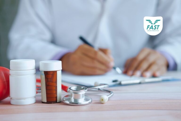 Medicamento em cima da mesa de um médico que está prescrevendo receita