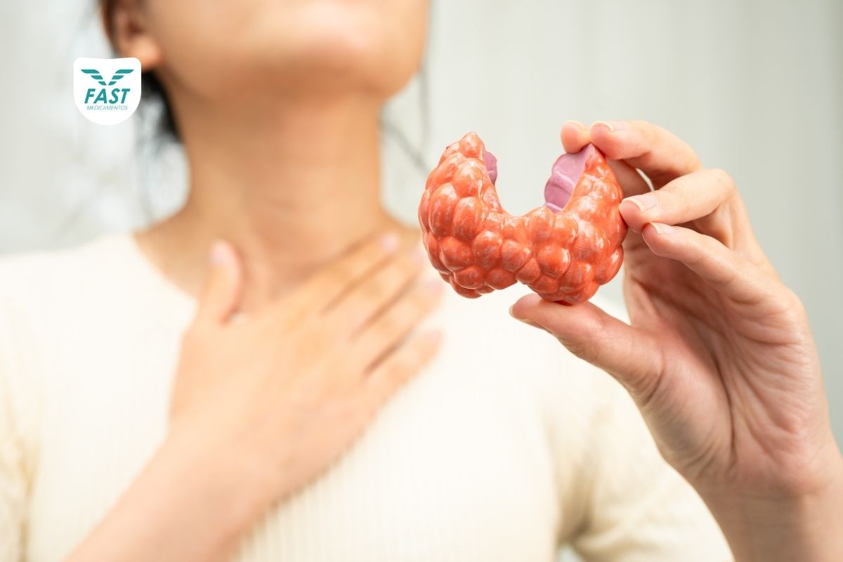 Mulher mostrando objeto representando a tireoide