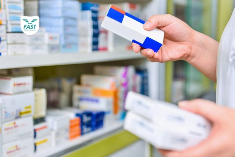 Farmacêutico pegando medicamento de uma prateleira em uma farmácia