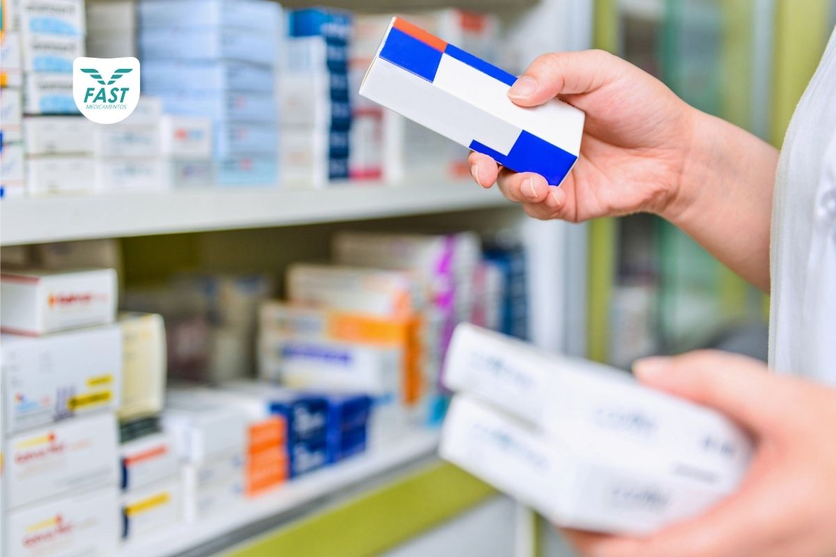 Farmacêutico pegando medicamento de uma prateleira em uma farmácia