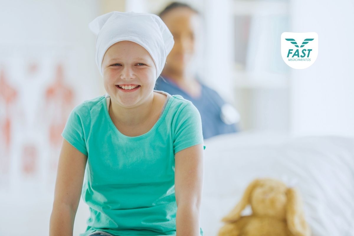 Garota com leucemia usando uma touca de cabelo e sorrindo em um hospital