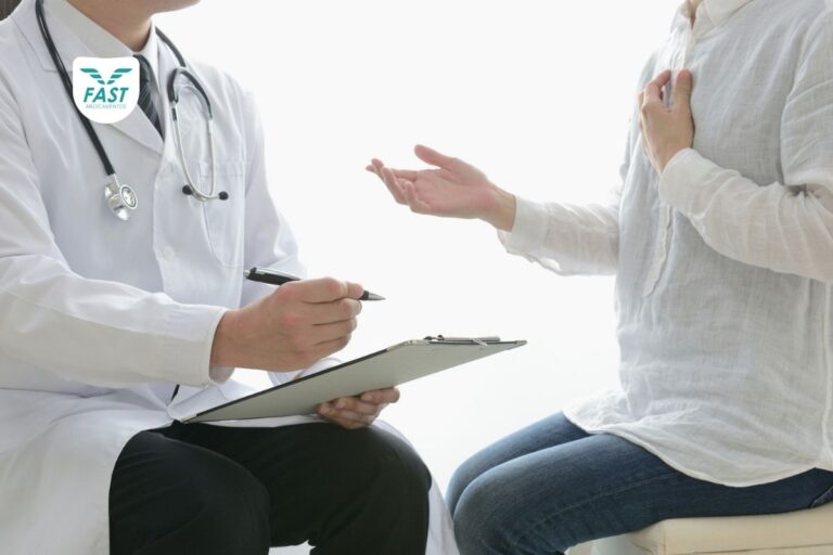 Médico conversando com paciente e prescrevendo medicamentos na receita
