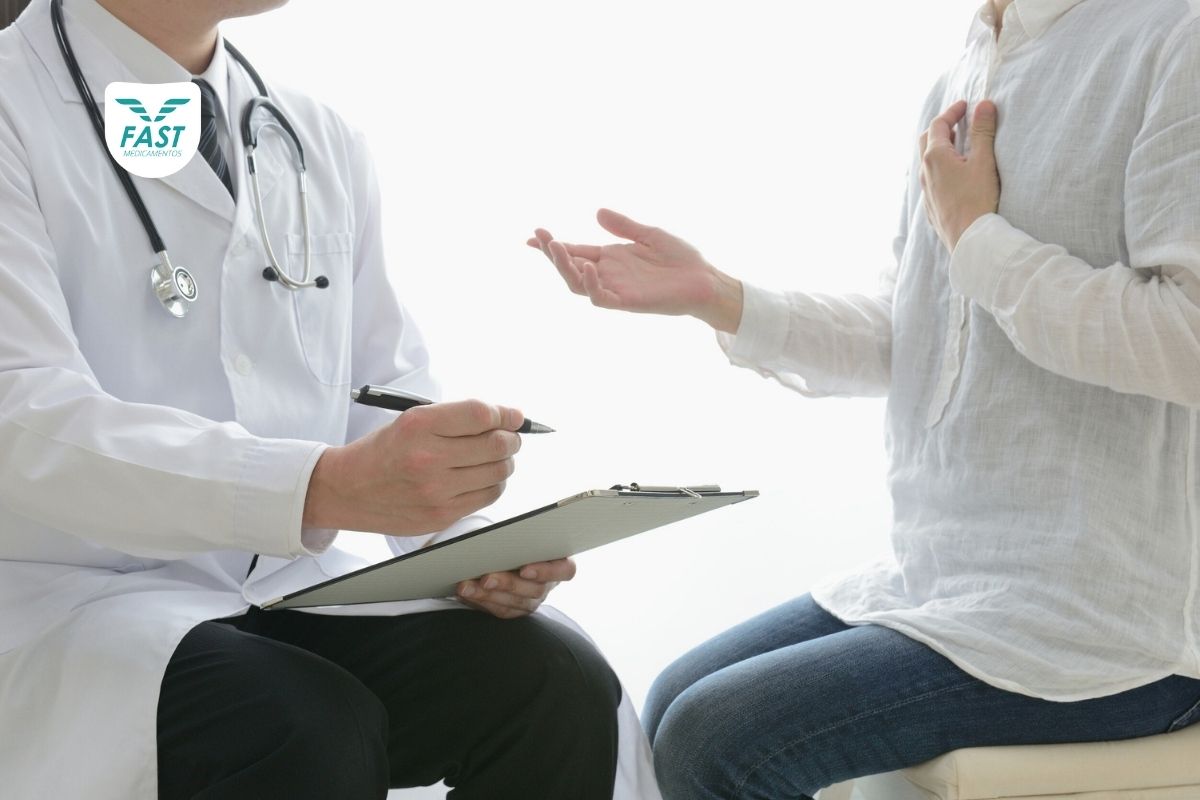 Médico conversando com paciente e prescrevendo medicamentos na receita