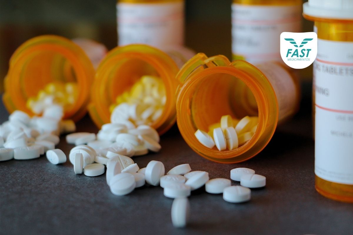 Embalagens de medicamentos abertos e espalhados em uma mesa