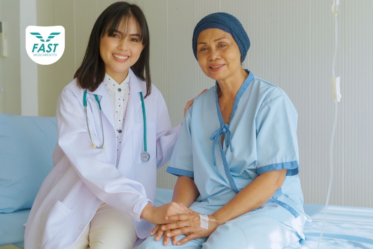 Médica aplicando medicamento oncológico em paciente na cama de hospital