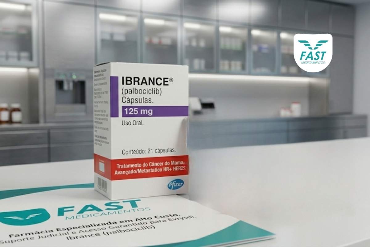 Caixa do medicamento Ibrance em cima da mesa de uma farmácia