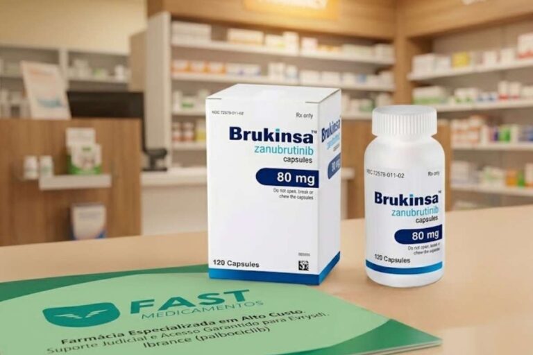 Caixa do medicamentoo Brukinsa em cima de mesa em farmácia