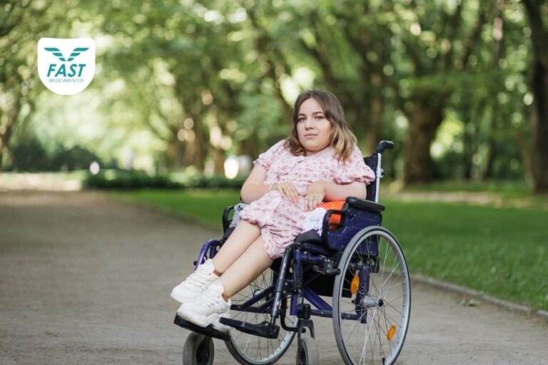 Mulher com Atrofia Muscular Espinhal sorrindo em parque