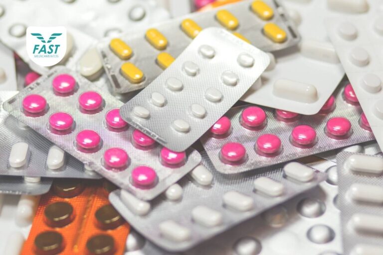 Cartelas de medicamentos diversos espalhados