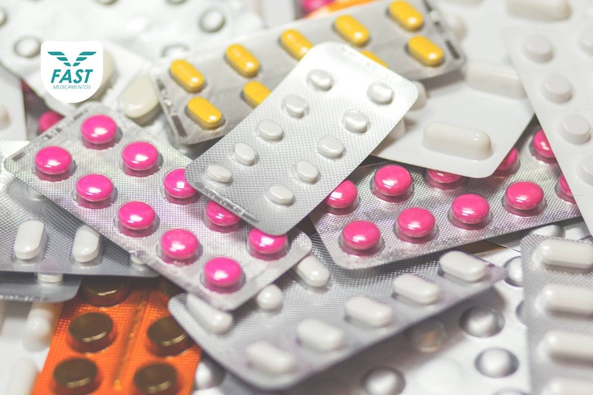 Cartelas de medicamentos diversos espalhados