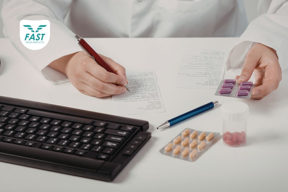 Médico fazendo anotações sobre medicamento em sua mesa de trabalho