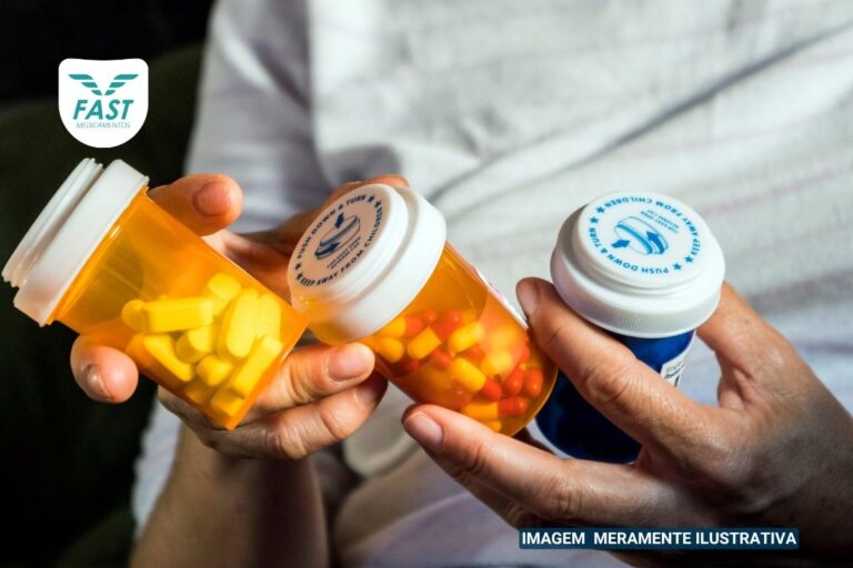 Homem segurando três potes de medicamentos representando o Picibanil